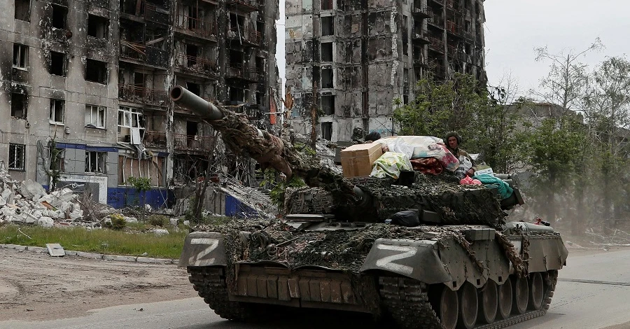 Беженка из Попасной узнала на фото российского танка свои украденные вещи