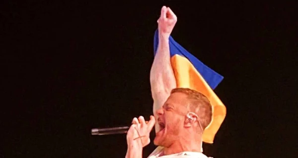 На концерте Imagine Dragons в Праге солист развернул флаг Украины, переданный харьковчанкой