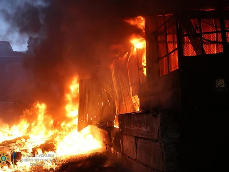 Ніч у Дніпрі пройшла з вибухами та сильною пожежею