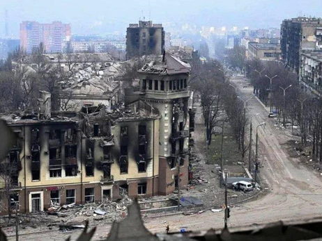 Жителі Маріуполя набирають воду з калюж, що утворюються від проривів