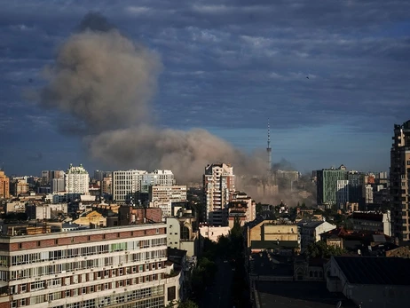 У Києві прогриміли потужні вибухи - росіяни влучили у житловий будинок