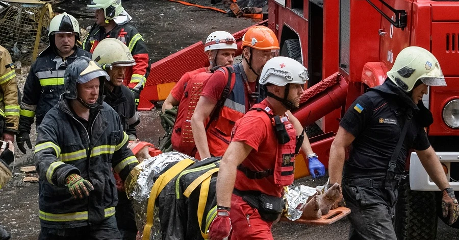 З-під завалів будинку у Києві дістали жінку, яку придавило бетонною плитою