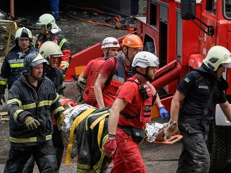 З-під завалів будинку у Києві дістали жінку, яку придавило бетонною плитою