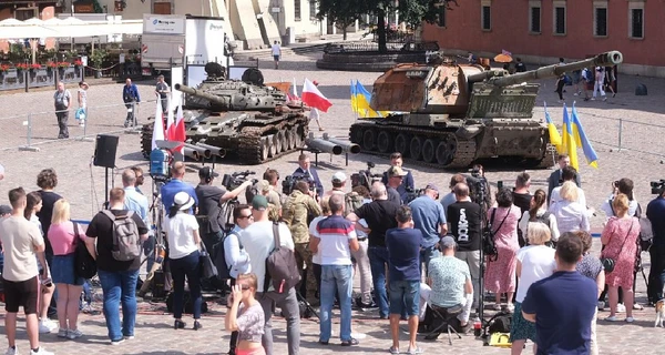 В Варшаве показали подбитые ВСУ российские танки