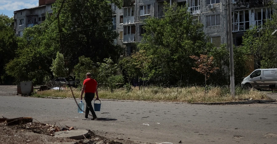 У Маріуполі люди годинами стоять у черзі, щоб набрати воду з каналізаційного колодязя