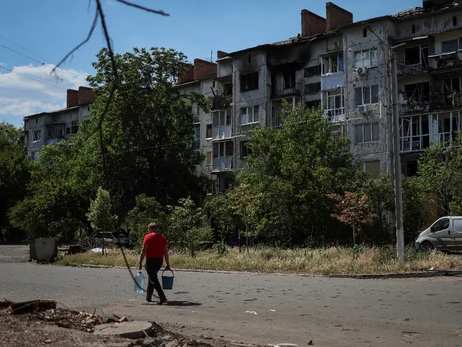 У Маріуполі люди годинами стоять у черзі, щоб набрати воду з каналізаційного колодязя