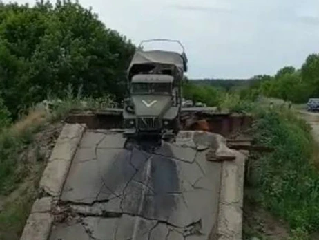 В Изюмском районе пьяные россияне застряли на мосту во время «подвига»