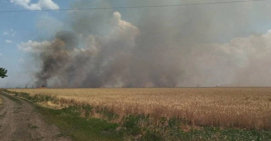 Обстрелы Николаевщины: повреждены железнодорожные станции, дома, горели поля и лес