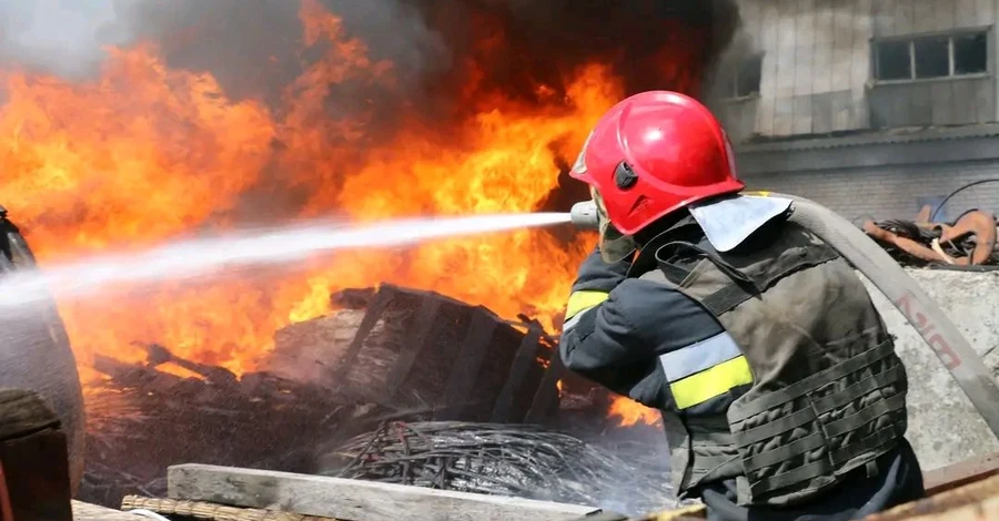 Обстріли Харківщини: у Чугуєві під завалами залишаються люди