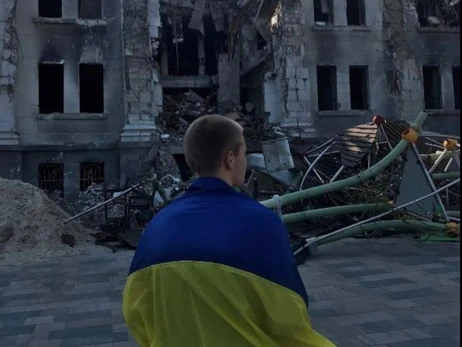 У Маріуполі юнак вийшов на площу із прапором України