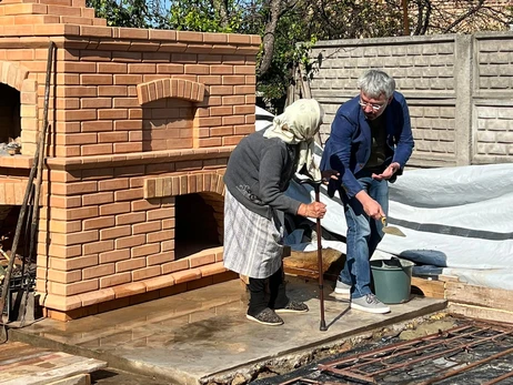 В доме бабушки из Горенки заложили фундамент новой летней кухни