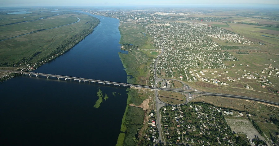 Росіяни викрали теплохід, щоб переправлятися через Дніпро біля Антонівського мосту