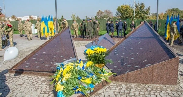 В Мариуполе россияне сносят мемориал защитникам и хотят поставить Невского на коне