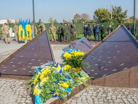У Маріуполі росіяни зносять меморіал захисникам і хочуть поставити Невського на коні