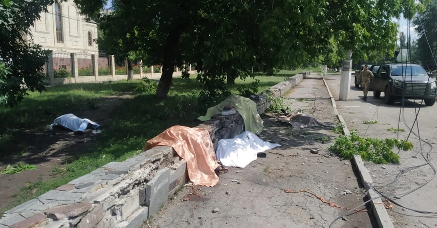 У Торецьку Донецької області росіяни обстріляли зупинку: вісім загиблих