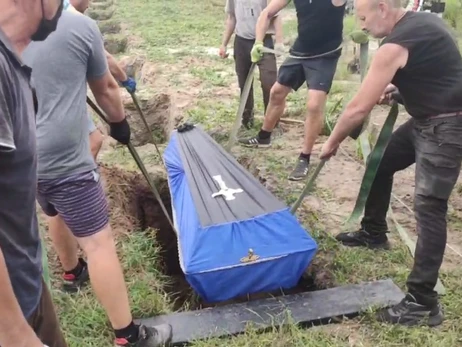 У Бучі поховали 15 людей, тіла яких не впізнали