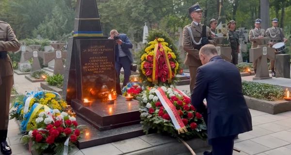 Президент Польщі Дуда схилив коліно перед пам'ятником воїнам УНР