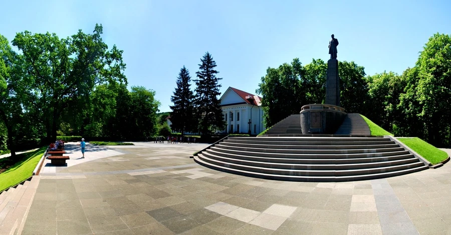 Проблему із захистом могили Шевченка від ударів вирішити поки не вдалося