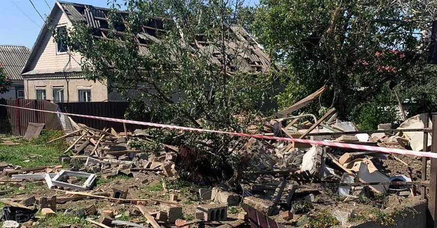 У Дніпрі уламки ракет впали на приватні будинки