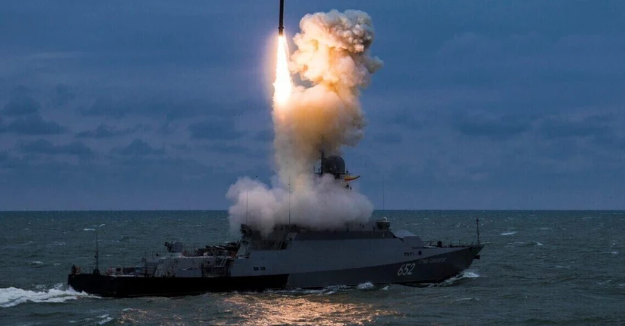 Шторм змусив Росію скоротити кількість ракетоносіїв в Чорному морі