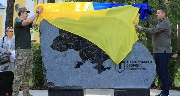 В Ирпене установили первый в Украине памятник теробороне