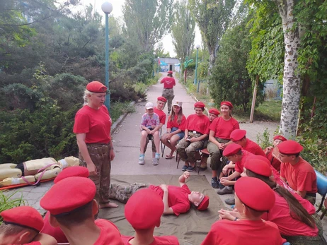 У таборі під Маріуполем росіяни навчають дітей стріляти та ненавидіти Україну