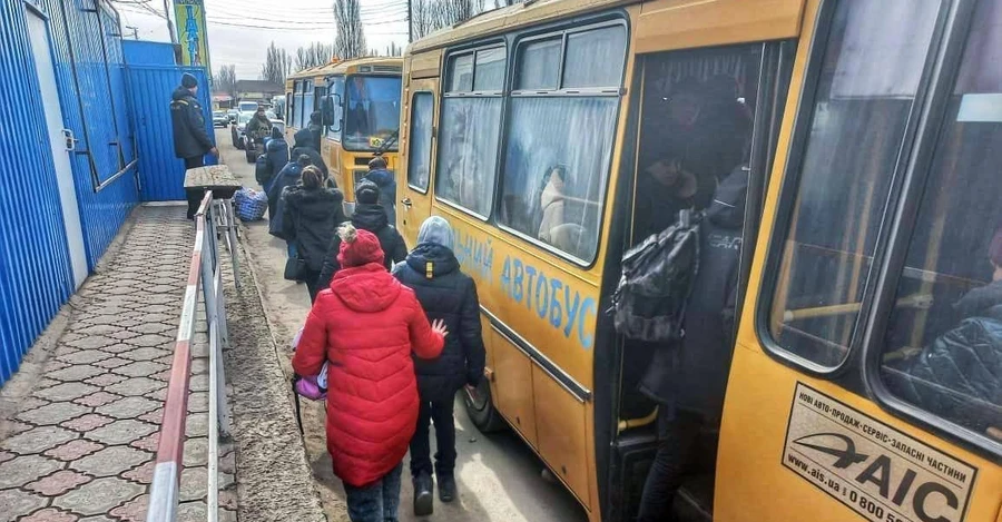 За август из оккупированных городов и горячих точек эвакуировали 45 тысяч украинцев