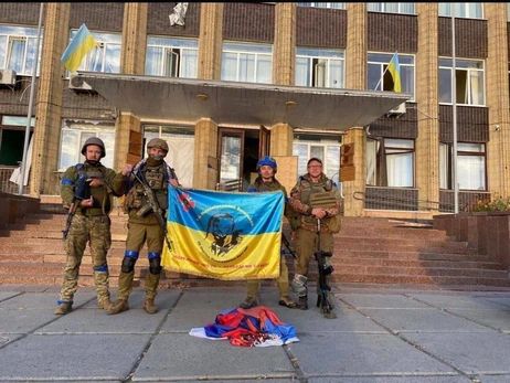 Бійці ЗСУ зайшли до Куп'янська та встановили прапор України над мерією
