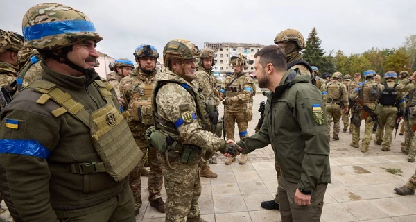 Зеленский приехал в освобожденный Изюм и поблагодарил военных