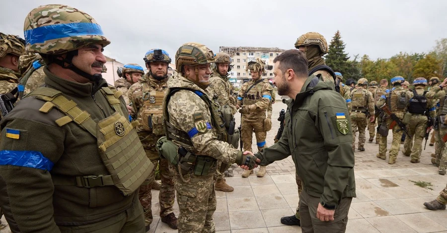 Зеленский приехал в освобожденный Изюм и поблагодарил военных