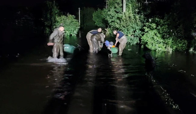 Спасатели помогают эвакуировать людей из затопленного Кривого Рога