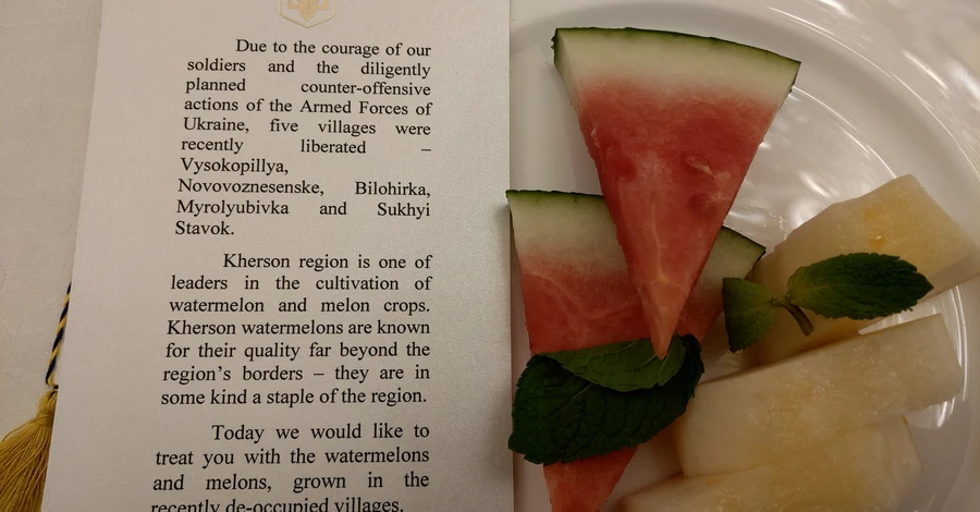 Голову Єврокомісії у Києві пригостили херсонськими кавунами та динями