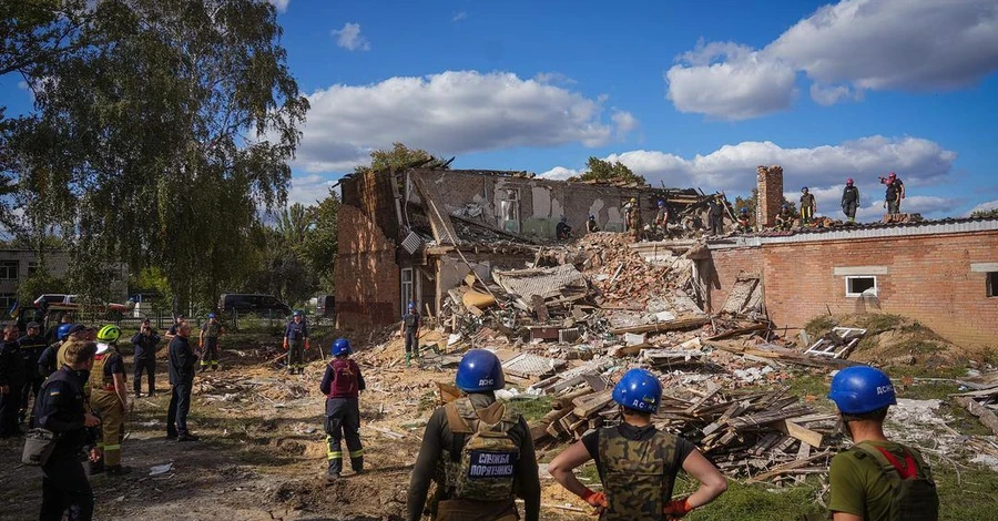 Зеленський показав наслідки російських ударів по Миколаєву, Запоріжжю та Харкову