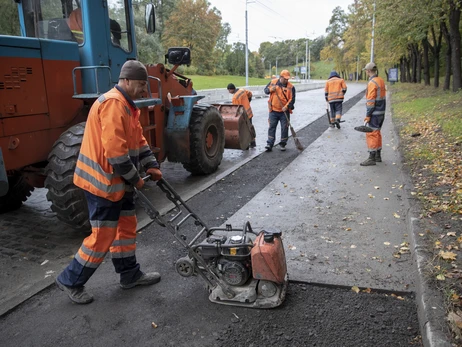 На Подільському узвозі у Києві замінили бруківку - вперше з моменту будівництва у 50-х роках