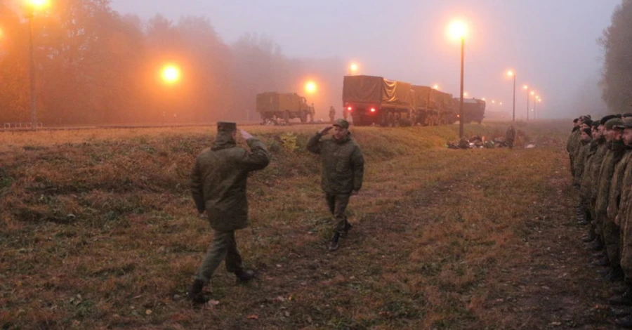 До Білорусі прибули перші ешелони з російськими військовими