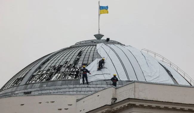 Дах історичної будівлі, яка постраждала після ракетного удару Росії по Києву