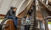 Люди ховаються в метро під час тривоги у Києві