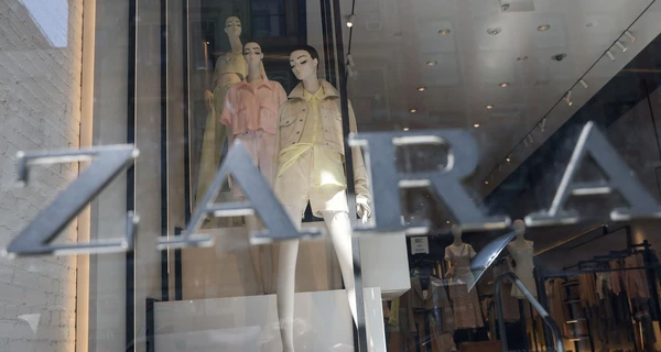 Подоляк осудил Zara за намерение открыться в России под новым брендом