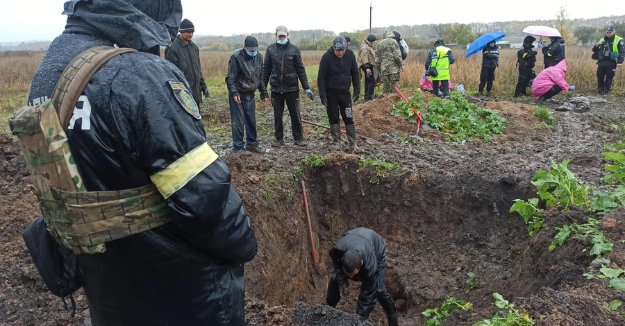 На Харьковщине нашли могилу на 17 тел, которую россияне запретили обозначить