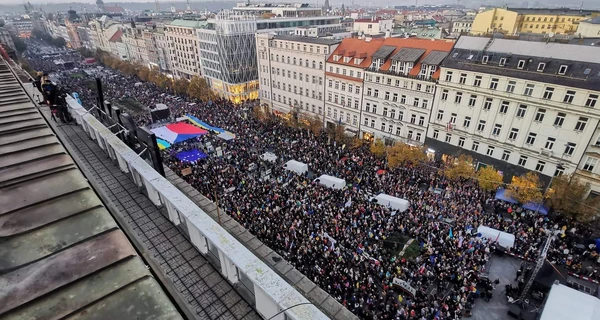 В Праге прошел многотысячный митинг, к людям обратилась Елена Зеленская