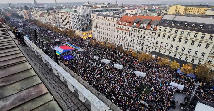 У Празі пройшов багатотисячний мітинг, до людей звернулася Олена Зеленська