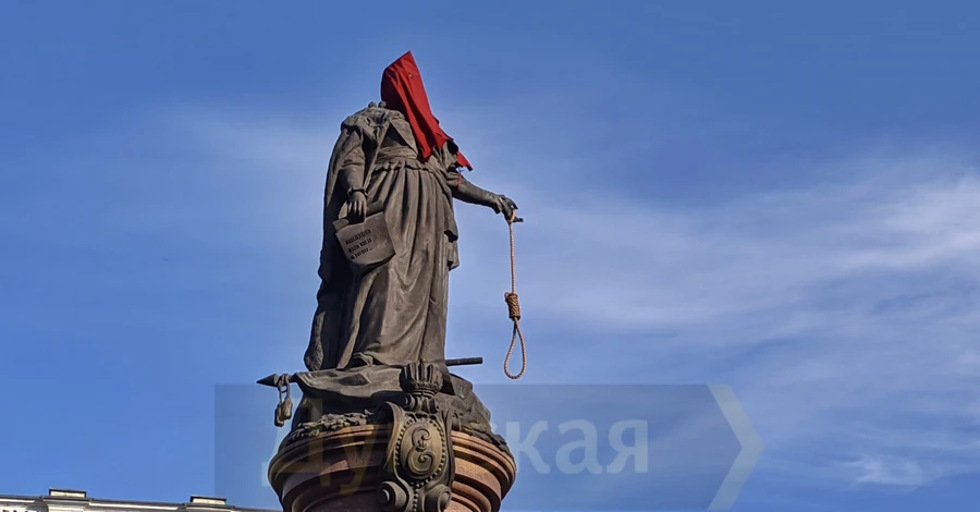 Памятник Екатерине ІІ в Одессе “украсили” колпаком палача и удавкой (обновлено)