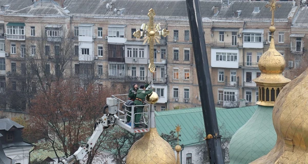 На Софиевском соборе восстановили упавший перед войной трехметровый крест