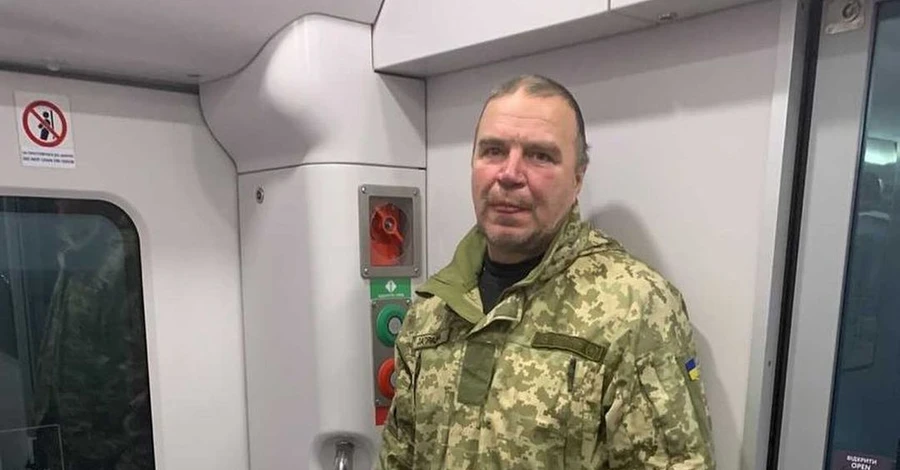 Укрзалізниця відреагувала на скандал з військовим, якого вигнали до тамбуру через «поганий запах»