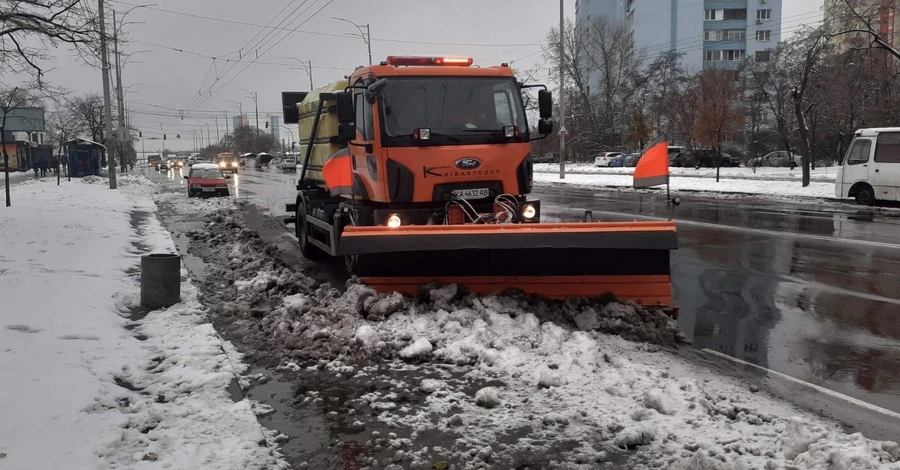 У Києві розпочали боротьбу з ожеледицею - городян просять бути обережними