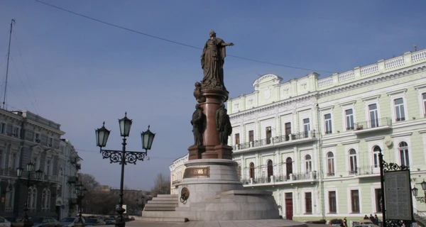 Одеська міська рада проголосувала за демонтаж пам’ятників Катерині II та Суворову