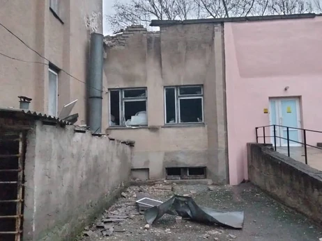 Російські окупанти обстріляли будівлю лікарні у Херсоні