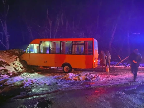 На Чернігівщині маршрутка врізалася у блокпост, поранено 7 пасажирів