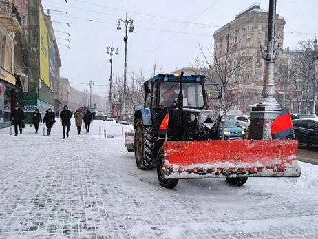 Київ накрили снігопади: влада просить не виїжджати на авто і не заважати спецтехніці