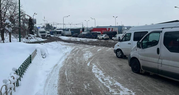 На границе с Польшей образовались большие очереди из-за снегопада